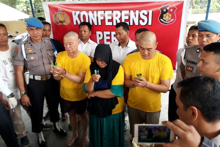 Tiga orang tersangka dalam kasus terbakarnya pabrik korek api di Binjai dihadapkan ke publik dalam konferensi pers tadi siang. 