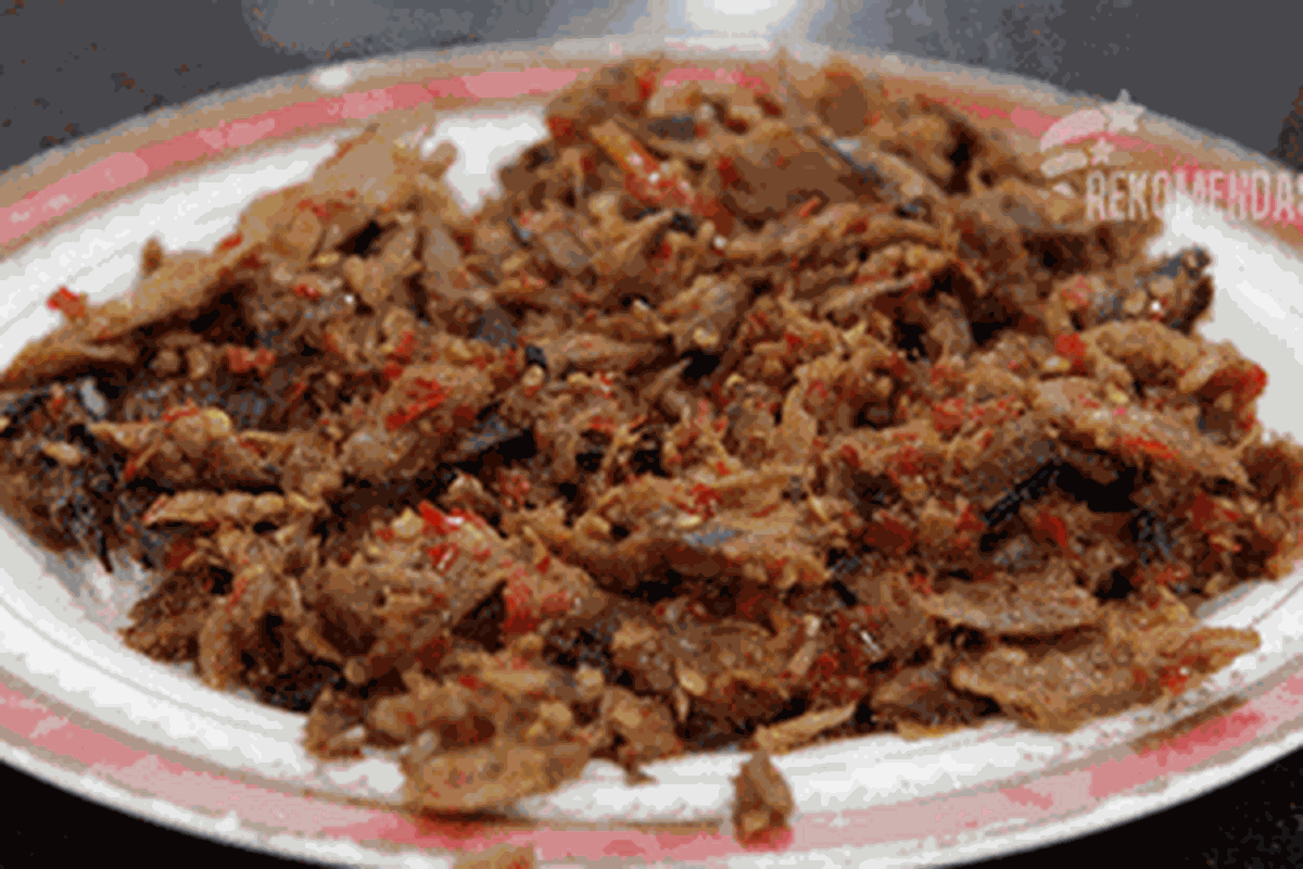 Cakalang Rabe, makanan khas Manado. Ini ikan cakalang yang dipotong kecil-kecil lalu dimasak dengan cabe, pedasnya mantab sekali. 