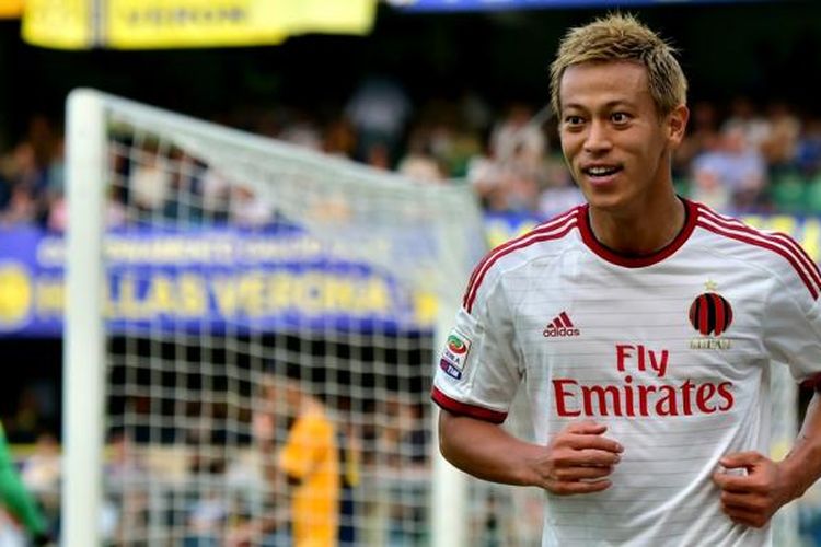 Gelandang AC Milan, Keisuke Honda, seusai mencetak gol ke gawang Hellas Verona pada lanjutan Serie-A, Minggu (19/10/2014). 