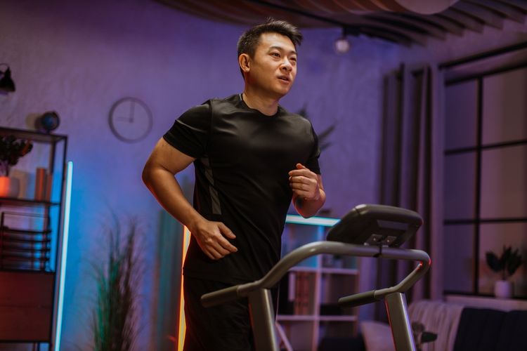 Ilustrasi olahraga. Dokter olahraga RSPI menjelaskan cara membagi 150 menit latihan aerobik per minggu saat puasa agar tetap bugar tanpa meningkatkan risiko kelelahan.