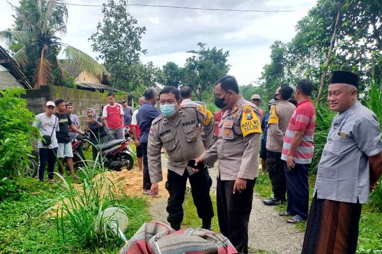 Pasangan suami istri Rudi dan Tumiasih tewas tersengat listrik tidak jauh dari rumah mereka di Desa Tumpang, Kecamatan Talun, Kabupaten Blitar (26/12/2022)