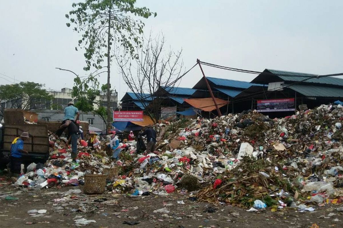 Tempat pembuangan sampah (TPS) Pasar Minggu yang akan dijadikan lokasi binaan (Lokbin) pedagang buah.