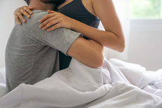 6 Posisi Seks Santai Tanpa Menguras Energi, Orgasme Jadi Lebih Rileks