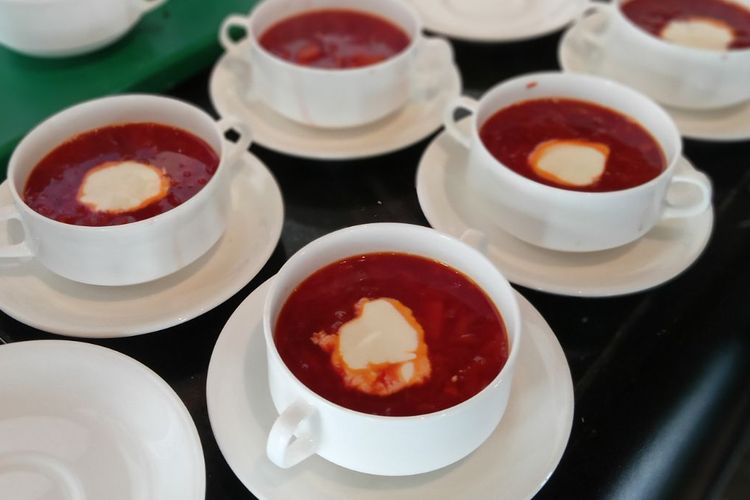 Sajian sup borsch, sup khas Ukraina.