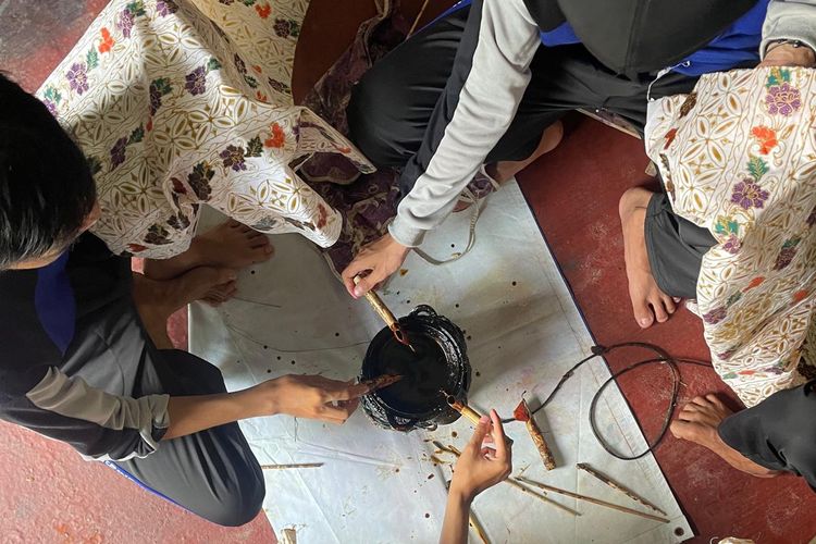 Rumah Batik TBIG Pekalongan mulai menggunakan bioenzim sebagai solusi ramah lingkungan untuk mengatasi limbah. 