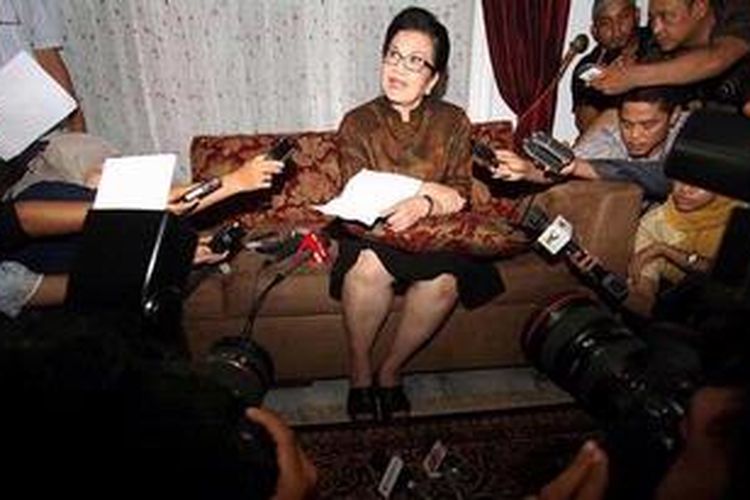 Mantan Menteri Kesehatan, Siti Fadilah Supari, menggelar konferensi pers di kediamannya, Pondok Kelapa, Jakarta Timur, Rabu (25/4/2012). Dalam konferensi pers tersebut, Siti menjelaskan mengenai kronoligis kasusnya sampai dia menjadi tersangka.  

