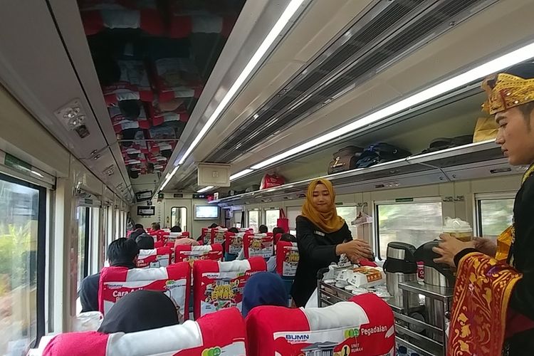 Dua orang petugas kereta api Argo Parahyangan Bandung-Jakarta sedang memberikan layanan restoran pada Sabtu (28/9/2019). PT KAI mengkampanyekan wisata kuliner sebagai bagian dari layanan di dalam kereta.