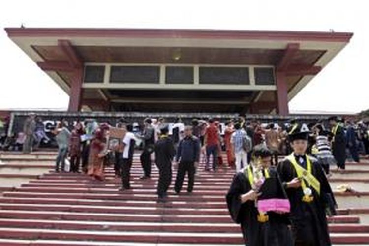 ILUSTRASI SARJANA : Sejumlah wisudawan Universitas Gadjah Mada (UGM) mengabadikan momen kelulusannya dengan berfoto di Gedung Grha Sabha Praman UGM, Yogyakarta, Kamis (18/08/2011).   
