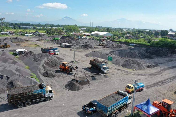 Aktivitas truk pasir di Stockpile terpadu, Kecamatan Sumbersuko, Lumajang