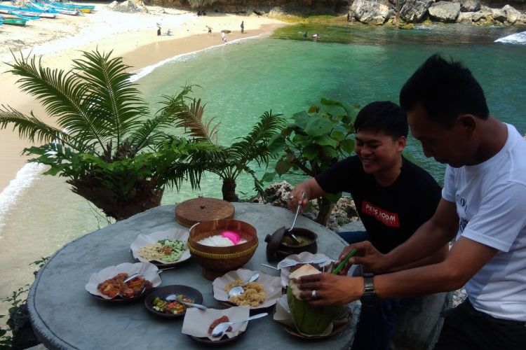Menikmati makanan di Pantai Gesing, Kecamatan Panggang, Gunungkidul, salah satu tempat wisata dekat HeHa Ocean View.
