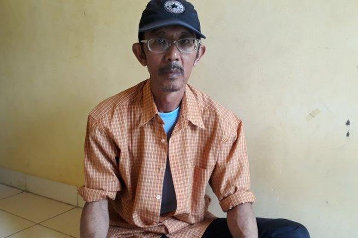 Agustinus Hendar Wilantoro (54), pengemudi ojek online yang kehilangan sepeda motornya di Kalibata City viral di media sosial. Kisah Hendar bahkan mengetuk hati selebgram, Awkarin.