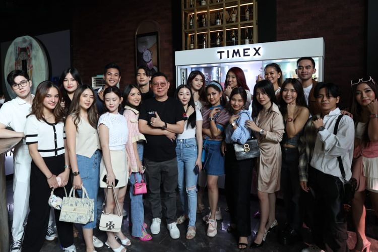 Para influencer ikut serta menghandiri acara peluncuran koleksi jam tangan TIMEX, di Jakarta (17/7/23)