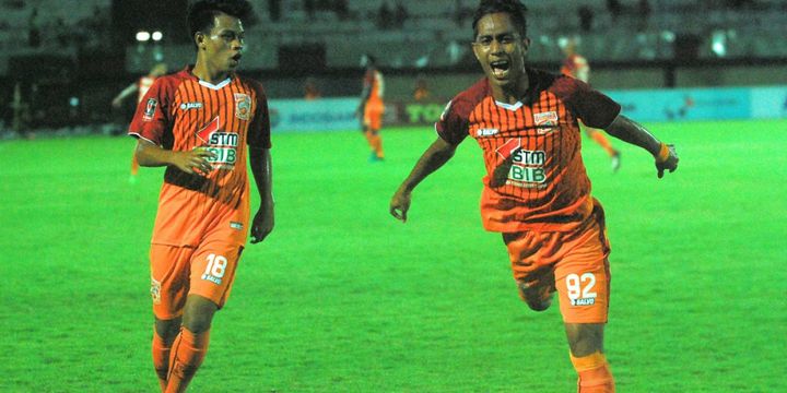 Fandi Ahmad (92) merayakan gol Pusamania Borneo FC ke gawang Sriwijaya FC pada laga fase grup Piala Presiden 2017, Sabtu (18/2/2017). 