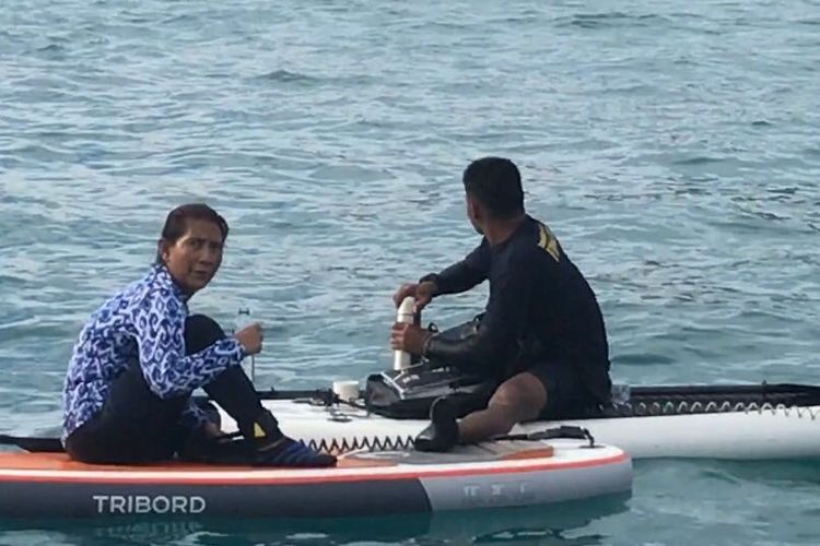 Menteri Kelautan dan Perikanan Susi Pudjiastuti saat beristirahat usai melakukan paddling di perairan Ranai, Natuna, Sabtu (28/10/2017).