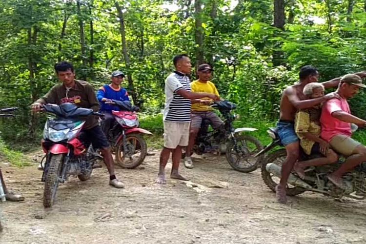 Mbah Lasimin (65) warga Desa Sulursari, Kecamatan Gabus, Kabupaten Grobogan, Jawa Tengah diapit membonceng sepeda motor usai ditemukan di kawasan hutan setempat, Kamis (31/12/2020) sore.