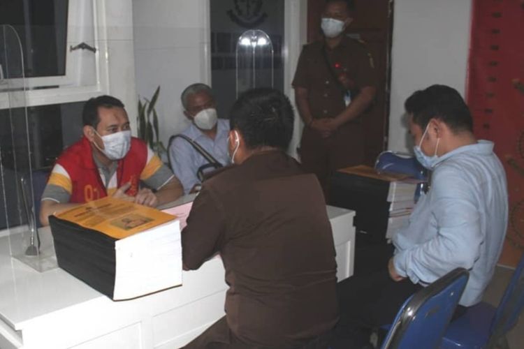 Bupati nonaktif Nganjuk Novi Rahman Hidhayat (rompi merah) saat dieksekusi Tim JPU Kejari Nganjuk di Rutan Klas IIB Nganjuk, Senin (6/2/2023). 