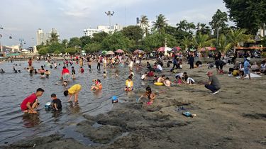 Pengunjung Ancol Tembus 47.000 Minggu Sore, Pantai Dipenuhi Anak-anak