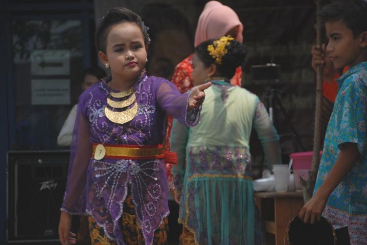 Sejumlah siswa-siswi SLB, Kelurahan Danyang, Kecamatan Purwodadi, Kabupaten Grobogan mengikuti kegiatan fashion show dalam rangka hari Kartini, Jumat (21/4/2017)