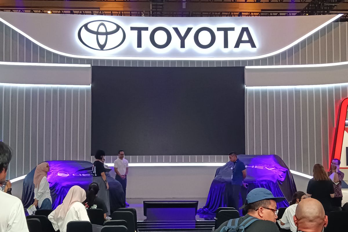 Booth Toyota di IIMS 2025, meluncurkan dua model elektrifikasi baru