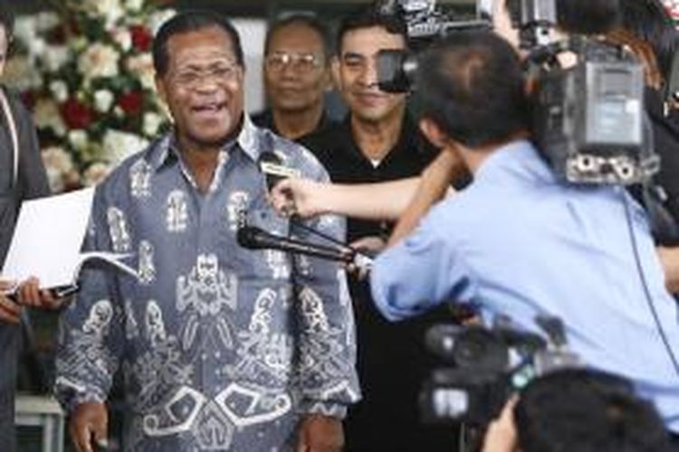 Barnabas Suebu seusai diperiksa sebagai saksi dalam kasus dugaan korupsi penyalahgunaan dana APBD dengan tersangka Bupati Yapen Waropen Daud Sulaiman Betawi di kantor Komisi Pemberantasan Korupsi, Jakarta, Rabu (17/9/2008).
