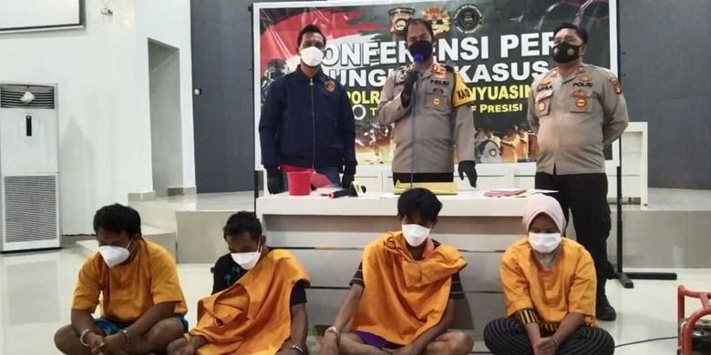 Polres Muba menggelar rilis pembunuhan seorang anak yang menderita autis. Korban dibunuh olej orangtuanya sendiri akibat sering BAB sembarangan, Jumat (26/11/2021).