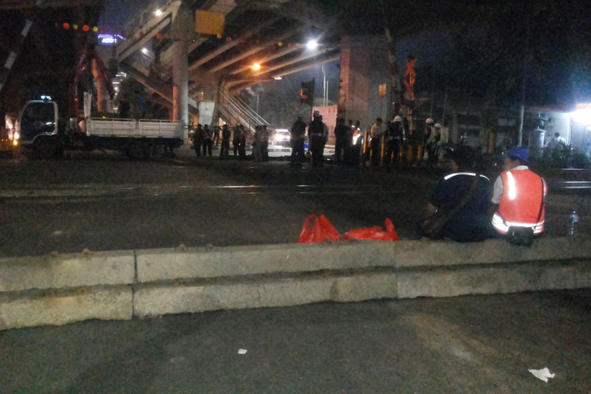 Proses penutupan pelintasan sebidang yang berlokasi di kolong jalan layang atau flyover Jalan TB Simatupang yang melintas di wilayah Tanjung Barat, Jakarta Selatan, Jumat (9/6/2017) 