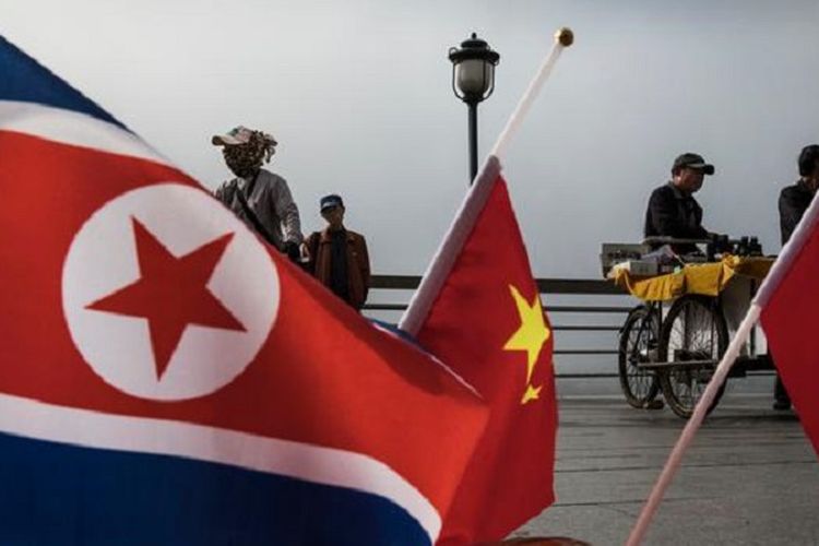 Bendera Korea Utara dan China.