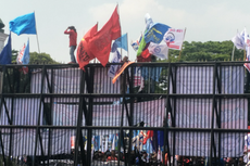 Demo Tolak UU Cipta Kerja, Massa Buruh Panjat Gerbang Utama DPR/MPR RI