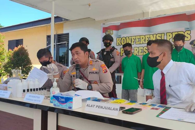 Kapolres Mimika AKBP I Gusti Gde Era Adhinata di dampingi Wakapolres Kompol Sarraju dan Kepala Satrenarkoba AKP Mansur saat menggelar konfrensi pers pengungkapan pabrik ganja sintetis, Senin (10/01/2022).