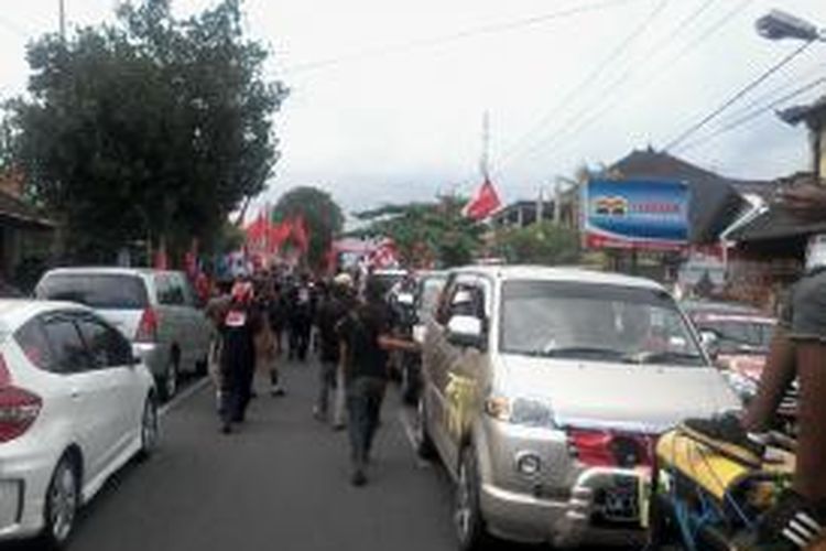 Iring-iringan kendaraan massa kampanye PDI Perjuangan di Desa Blahkiuh, Kabupaten Badung, Provinsi Bali, Sabtu (22/3/2014).