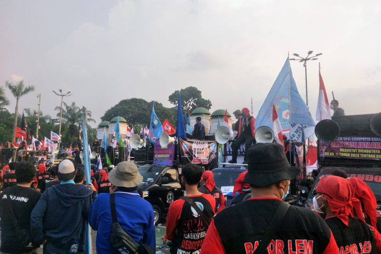 Massa aksi dari elemen buruh dan mahasiswa yang menutut pencabutan Undang-Undang Cipta Kerja masih bertahan di depan Gedung DPR/MPR RI, Jakarta Pusat, Rabu (10/8/2022). 