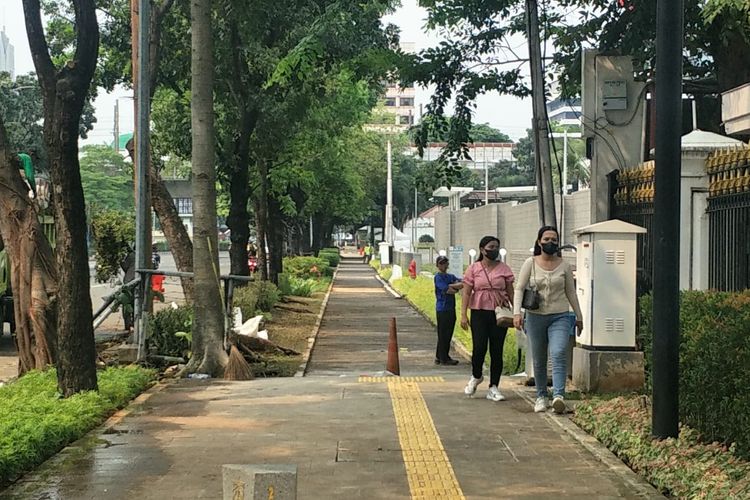 Pejalan kaki melintas di trotoar depan kantor Kedubes Amerika Serikat yang sudah kembali dibuka untuk umum, Sabtu (10/6/2023).