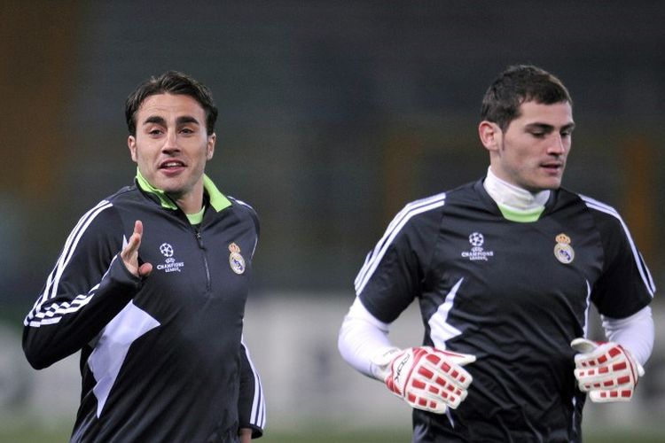 Bek Real Madrid Italia, Fabio Cannavaro berlari selama pelatihan dengan rekan satu timnya Iker Casillas Fernandez menjelang pertandingan sepak bola Liga Champions putaran kedelapan di Stadion Olimpiade Roma, pada 18 Februari 2008 .