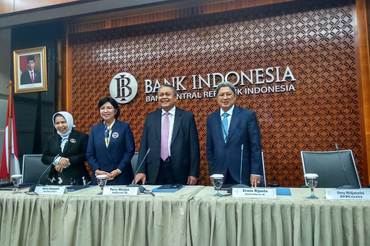 Gubernur Bank Indonesia Perry Warjiyo bersama para jajaran BI di Jakarta, Kamis (19/2/2020).