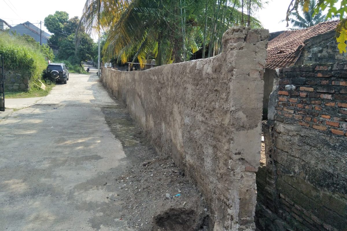 Bangunan tembok panjang sekitar 20 meter yang dilaporkan warga
