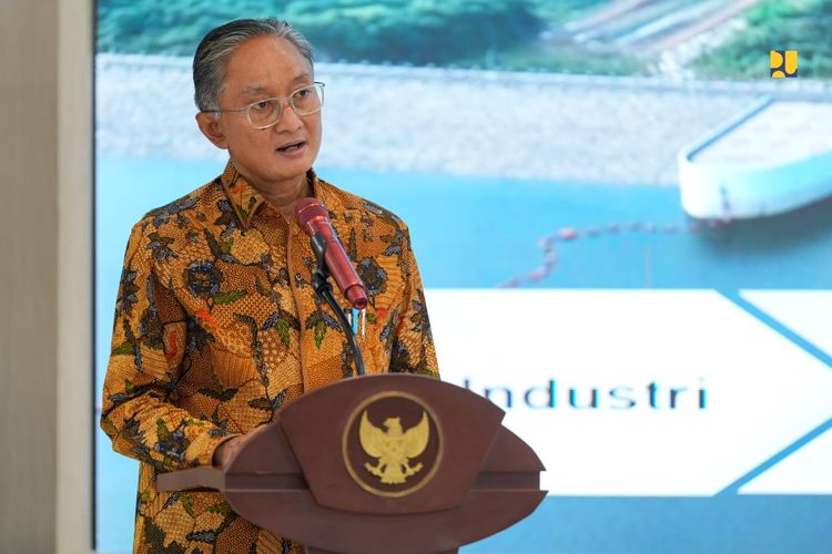 Menteri PU Dody dalam pidatonya usai menandatangani kontrak pembangunan proyek sistem air baku untuk mengalirkan air dari Bendungan Karian ke kawasan Serpong, Karian Dam?Serpong Water Conveyance System (KSCS) Paket 1, 2, dan 3 di Kantor Kementerian PU, Jakarta, Jumat (17/10/2025).