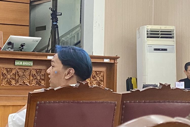 Nikita Mirzani tertawa melihat asistennya, Ismail Marzuki bersetru dengan hakim di PN Jakarta Selatan, Kamis (21/8/2025).