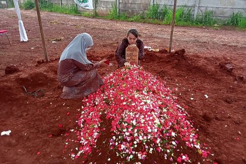 Istri Penulis Hilman Hariwijaya: Walau Baru Sebulan Menikah, Mas Hilman Kasih Kenangan Luar Biasa