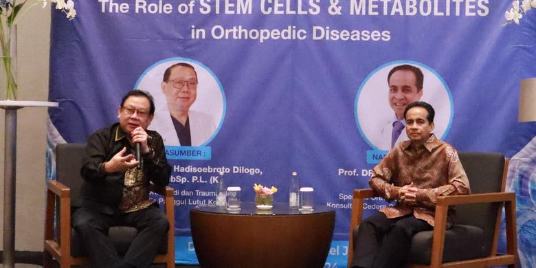 Prof. Dr. dr. Ismail Hadi Soebroto Dilogo, Sp.O.T. Subsp.P.L (K), kiri & Prof. Dr. dr. Andri Maruli Tua Lubis, Sp.OT (K)kanan, menjadi pembicara dalam seminar awam tentang terapi stem cell di RS Siloam Mampang Jakarta (20/12/2024).