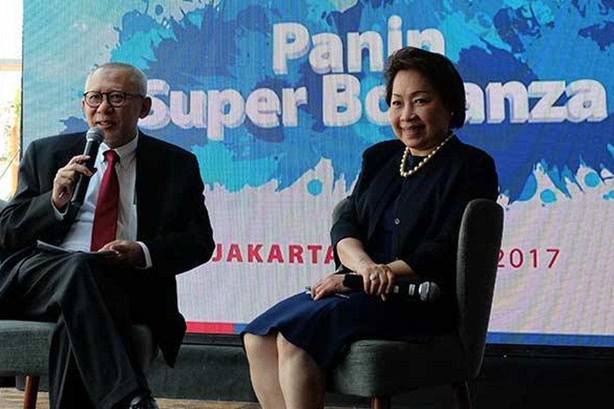 Presiden Diretur PaninBank Herwidayatmo dan Wakil Presiden Direktur PaninBank Roosniati Salihin pada saat sesi tanya jawab konferensi pers Panin Super Bonanza, Rabu (1/3/2017) di restoran Locanda, Sudirman, Jakarta.