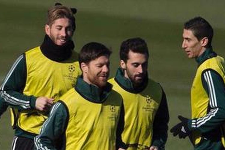 Bek Real Madrid, Sergio Ramos (kiri) , gelandang Xabi Alonso (kedua dari kiri), dan gelandang dari Argentina Angel di Maria, menjalani sesi latihan di pusat latihan di Valdebebas, Madrid, Selasa (12/2/2013), jelang laga perdana 16 besar Liga Champions melawan Manchester United. 