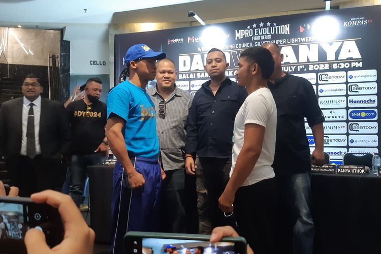 Face-off Daud Yordan vs Panya Uthok menjelang duel utama MPRO Evolution Fight Series 2022 di Balai Sarbini, Jakarta, pada Kamis (30/6/2022) siang WIB.