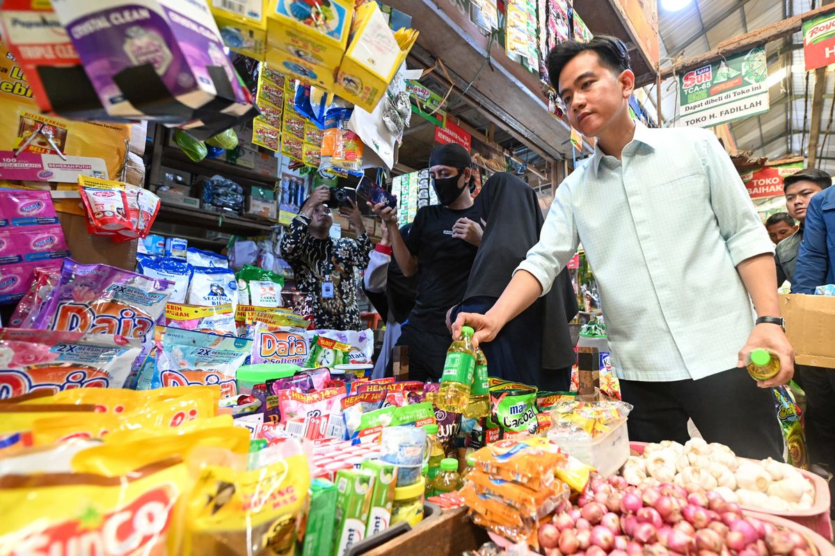 Gibran Tinjau Pasar Tradisional Kahayan, Beli Bawang hingga Asam