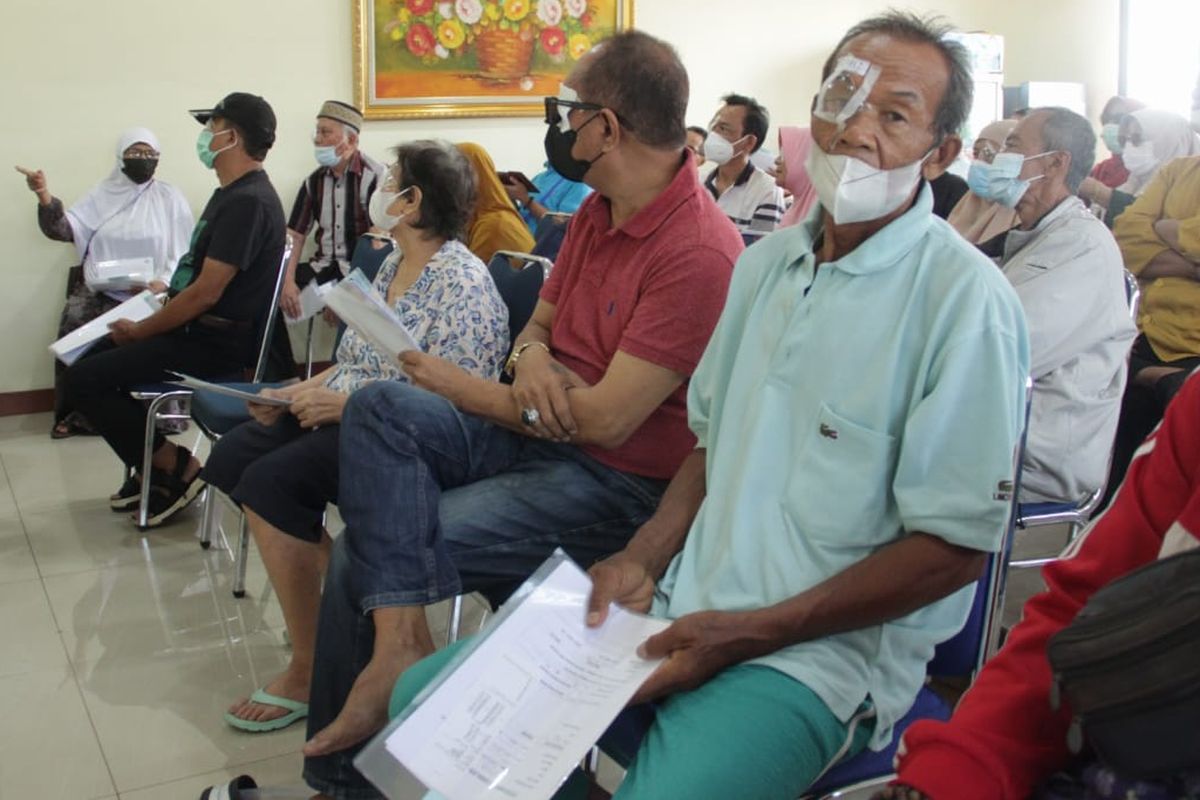 Pasien operasi katarak yang datang ke RS Polri Kramatjati, Jakarta Timur untuk memeriksakan hasil operasi katarak gratis pada Minggu (17/9/2023).