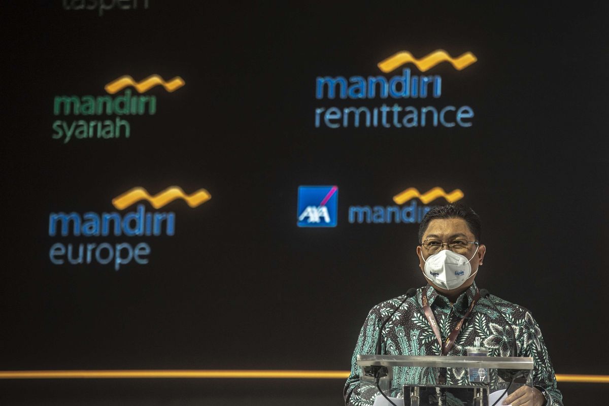 Direktur Utama Bank Mandiri Darmawan Junaidi memberikan paparannya pada Mandiri Investment Forum 2022 di Jakarta, Rabu (9/2/2022). Acara bertema Recapturing the Growth Momentum tersebut merupakan bentuk dukungan kepada pemerintah yang tengah fokus mendorong investasi baik dari dalam ataupun luar negeri ke sektor berkelanjutan dan digital, guna memenuhi kebutuhan pembiayaan pembangunan serta menangkap momentum pertumbuhan ekonomi. ANTARA FOTO/Muhammad Adimaja/tom.