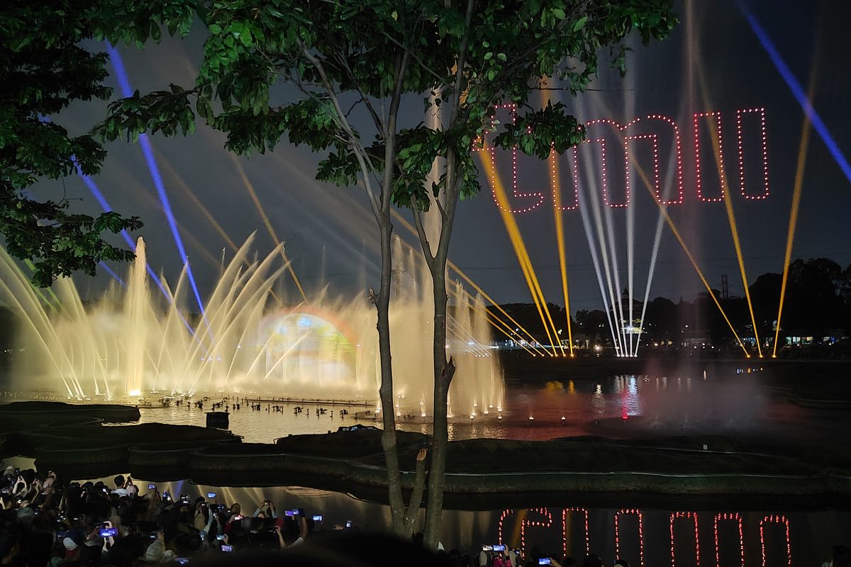 Dancing Fountain Show dengan dongeng pada water screen dan 300 drone yang ditampilkan pada peresmian wajah baru Taman Mini Indonesia Indah (TMII) di Jakarta Timur, Jumat (1/9/2023).