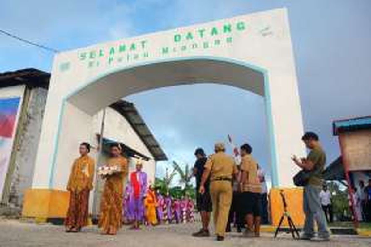 Warga menyambut tamu di 'Gerbang Selamat Datang', saat Festival Manam'mi digelar di Pulau Miangas, Kabupaten Kepulauan Talaud, Sulawesi Utara,