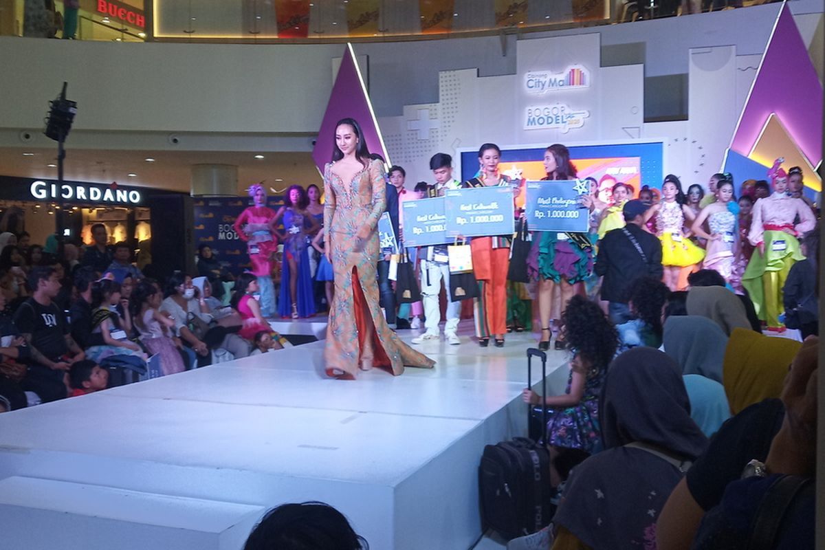 Para peserta fashion show melenggak-lenggok catwalk di Bogor Model Star (BMS) 2020 digelar di Cibinong City Mall (CCM).