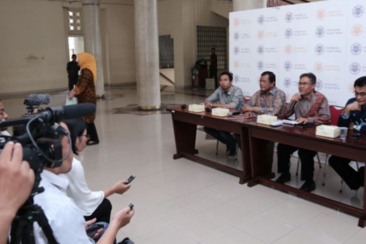 Rektor UGM, Prof. Panut Mulyono menegaskan dalam konferensi pers (15/10/2018) tidak ada proses drop out (DO) kepada mahasiswa terkait rencana penyelenggaraan seminar Kebangsaan Kepemimpinan Era Milenial yang rencananya diadakan pada Jumat (12/10) lalu.