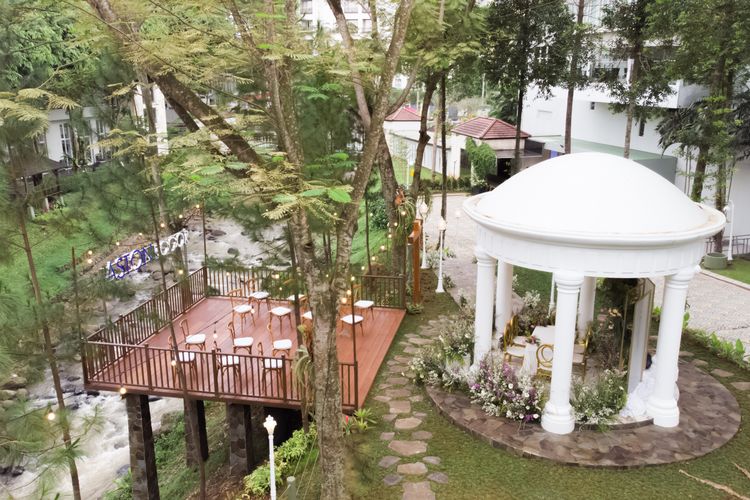 Bale Sawarga, tempat pernikahan outdoor di ASTON Bogor Hotel & Resort di Kota Bogor, Jawa Barat.